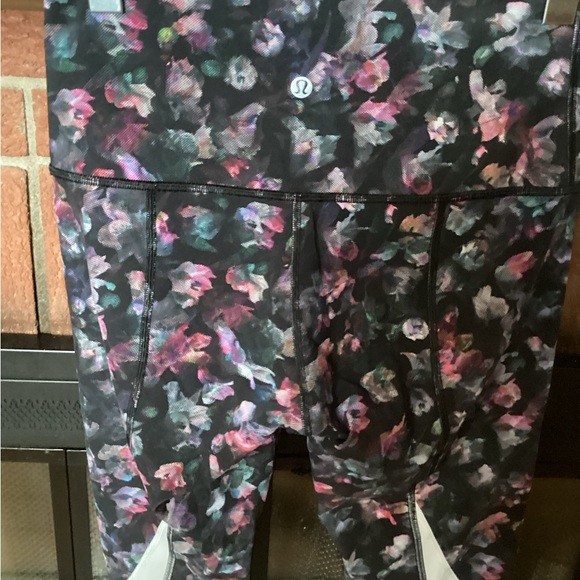 Lululemon size 8 Leggings scalloped edge - Picture 2 of 4